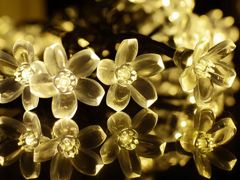 Solar garden string lights with flowers